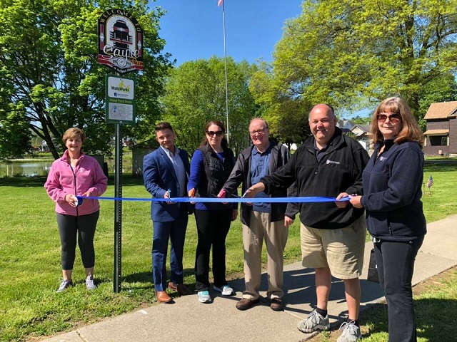 People cutting ribbon 